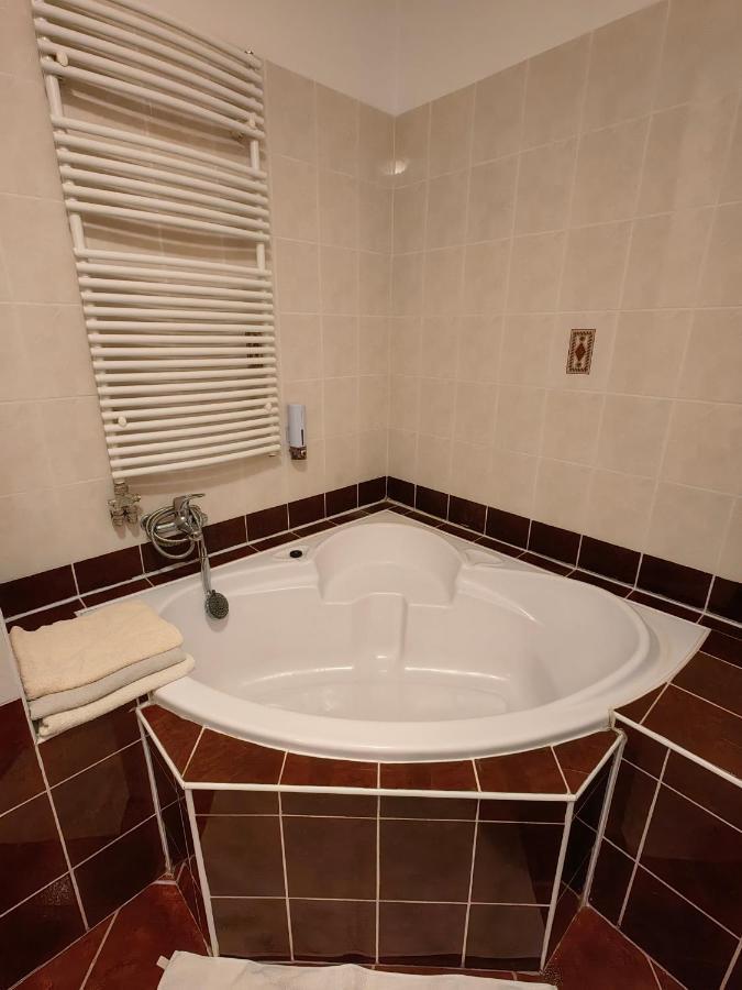 Oasis Apartman Сегед Екстер'єр фото